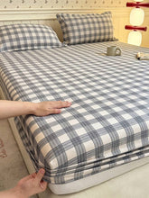 Load image into Gallery viewer, Plaid Fitted Sheet 3 Pieces Set, Includes 1 Fitted Sheet And 2 Pillowcases, No Fill, Soft And Comfortable Bedding, Dust-Proof And Stain-Resistant Mattress Protector, Suitable For Dorms, Bedrooms And Home Use, Multiple Size Options, All Seasons